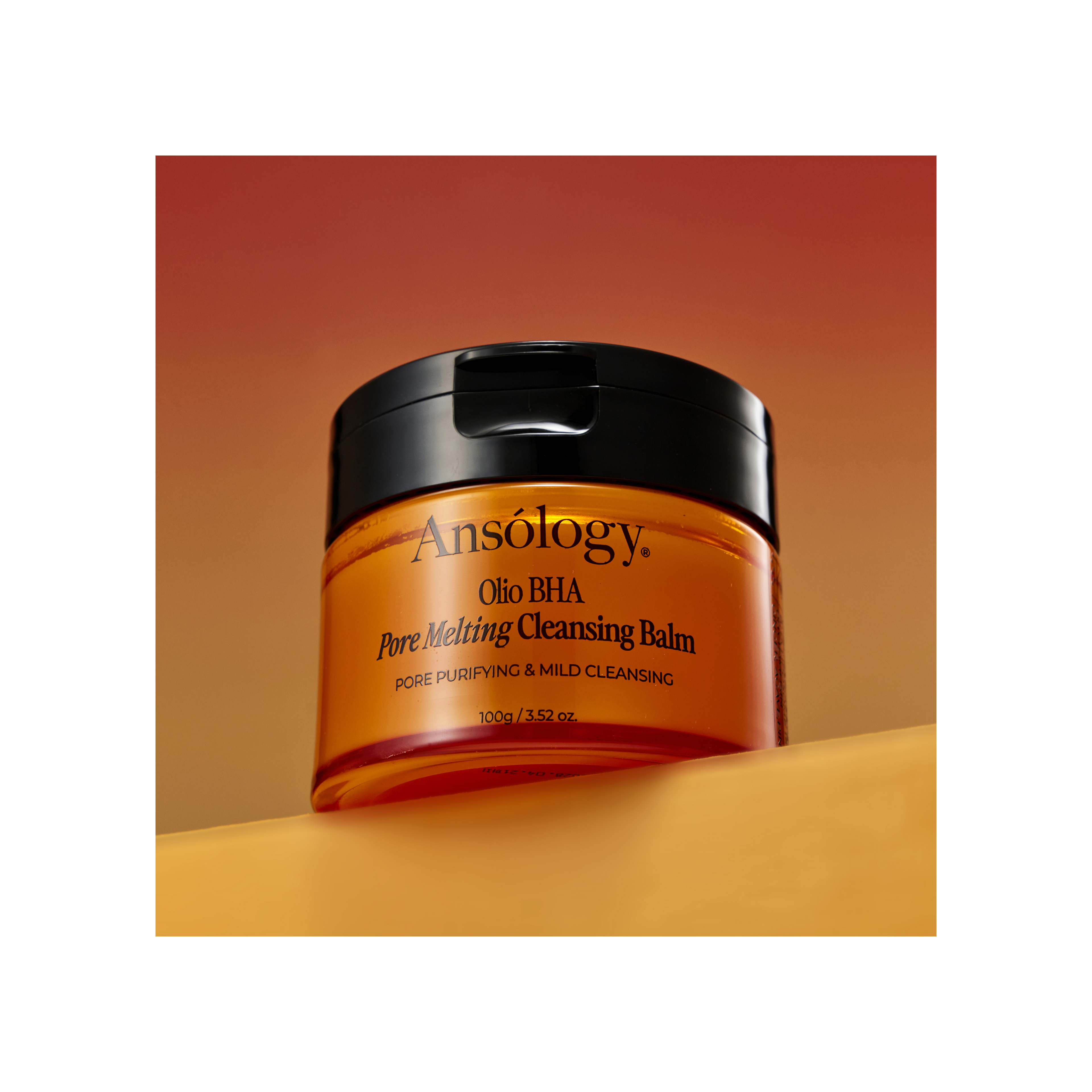 Dissolvez le maquillage et les impuretés avec le Baume Ansólogy®. Une formule dermo-purifiante à 61% d'huile de coco MCT pour une nutrition profonde sans fini gras.