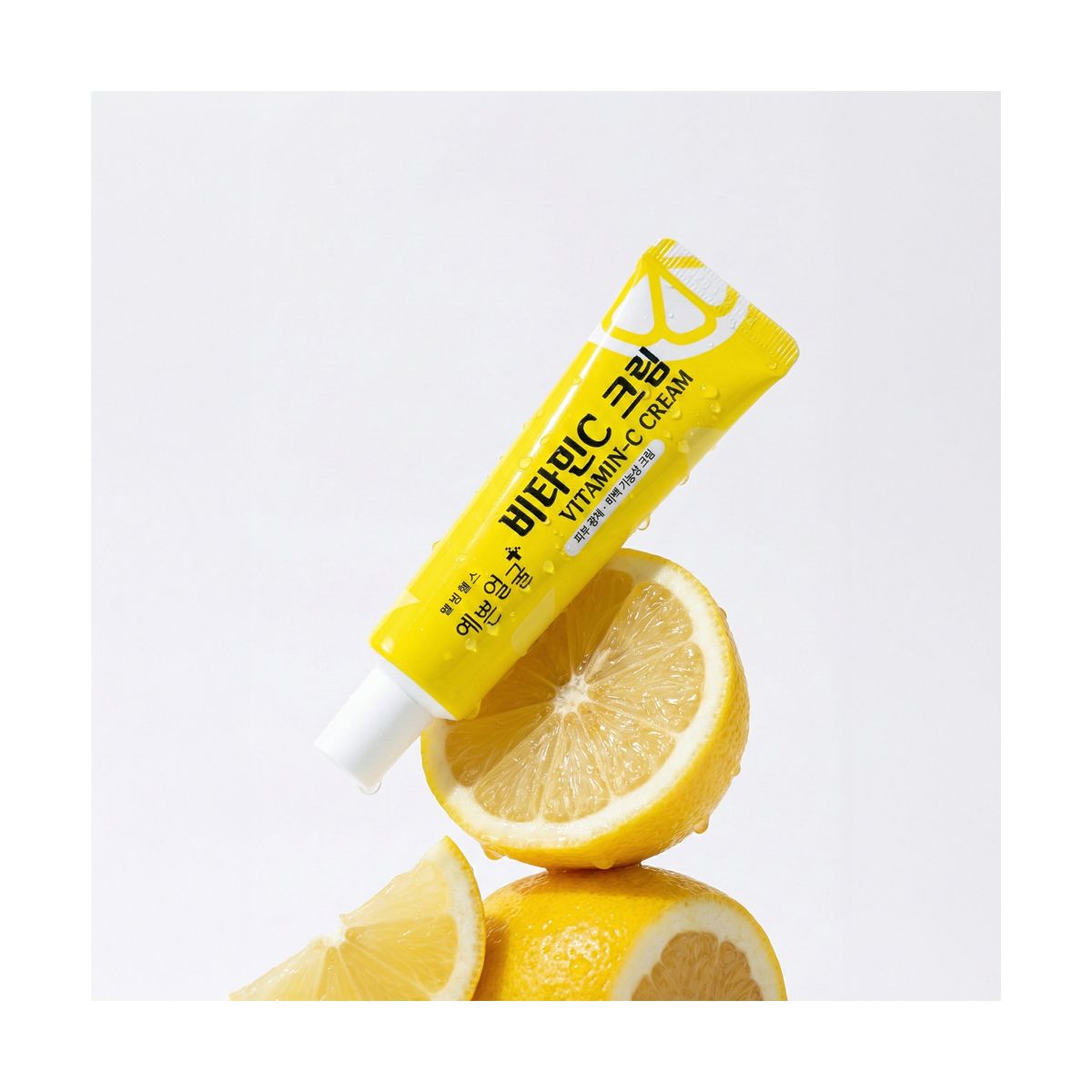 Illuminez votre peau avec la crème à la vitamine C 3WB. Un format pratique 25 ml pour unifier le teint, réduire les taches et protéger l'épiderme au quotidien.