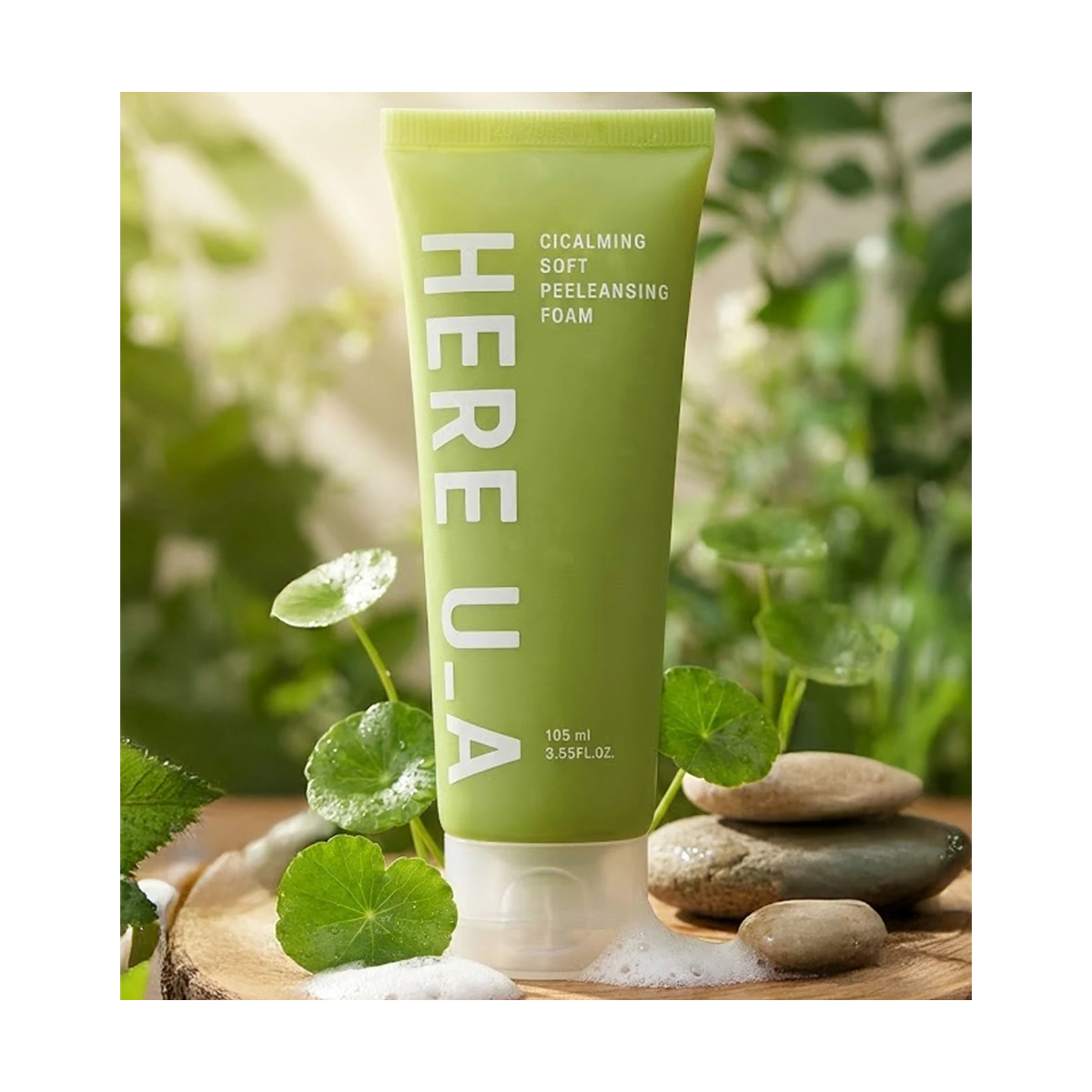 Lissez votre grain de peau avec la mousse HERE U_A. L'alliance du Gluconolactone et du thé vert pour un polissage mécanique ultra-doux adapté aux peaux sensibles.