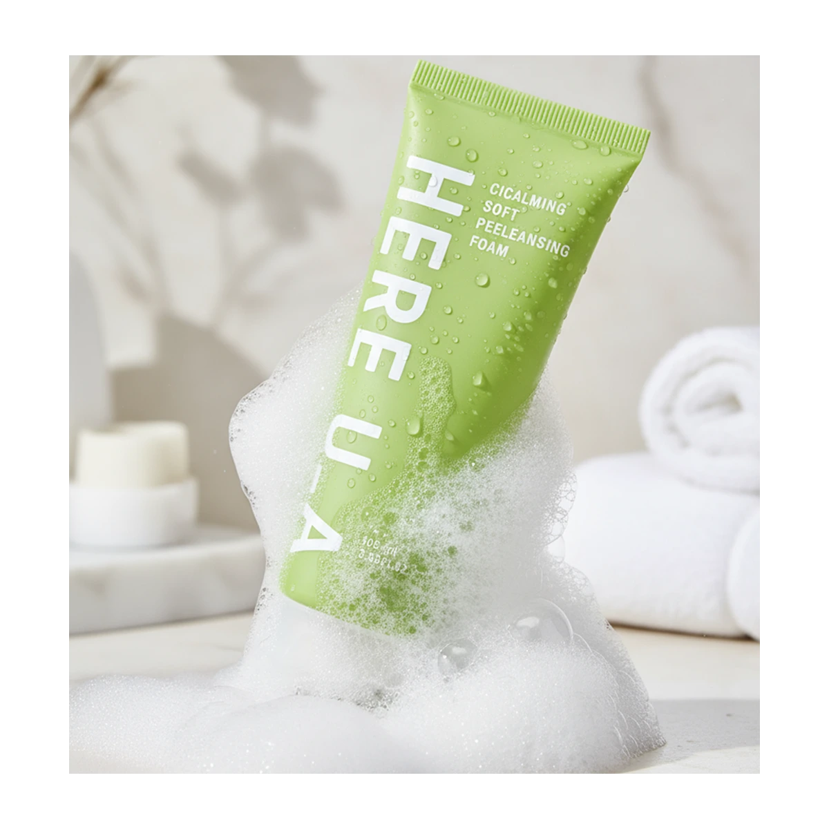 Découvrez l'expertise dermo-cosmétique HERE U_A. Une mousse exfoliante haute précision au pH physiologique pour purifier les peaux mixtes à grasses sans irritation.