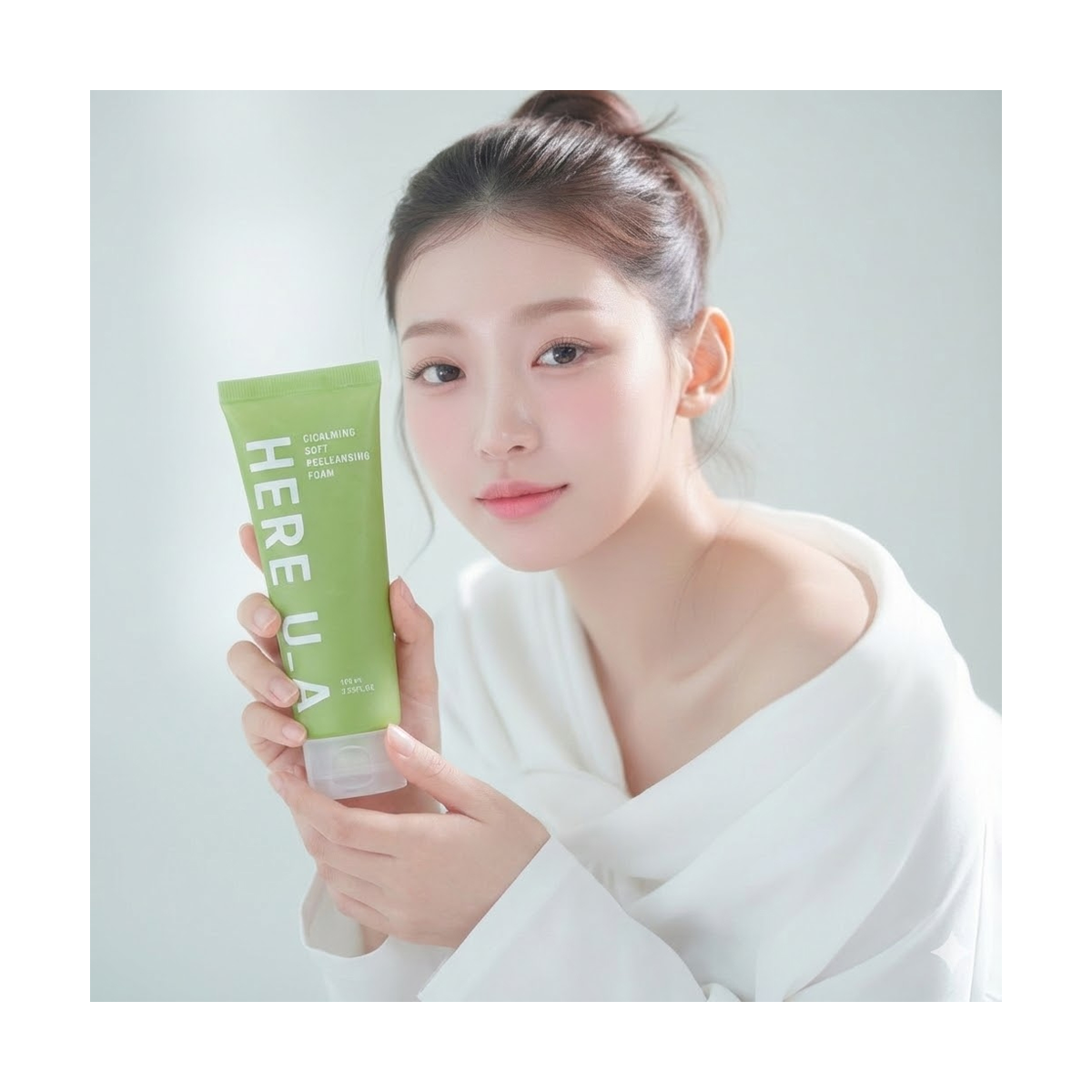 Une texture aérienne qui purifie les pores en profondeur. Sa formule triple action capture l'eau et apaise instantanément les rougeurs pour un confort post-rinçage.