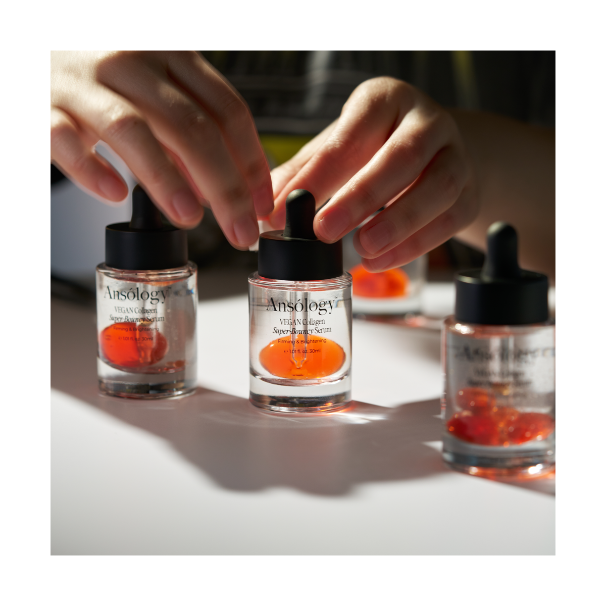 Une alternative douce au rétinol : le sérum Ansólogy® au Bakuchiol et Phyto-collagène™ lisse les rides installées et booste la régénération cellulaire.