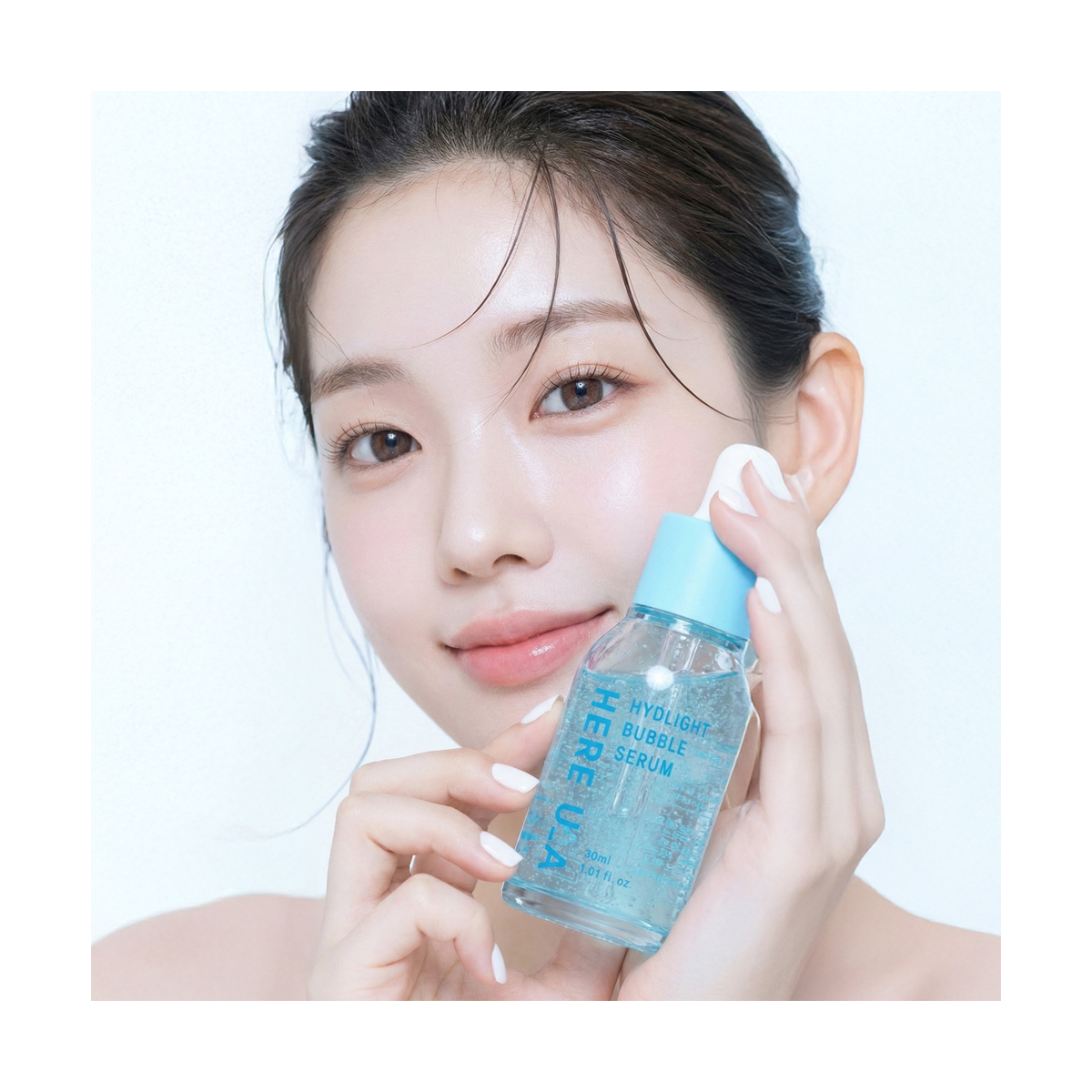 Rechargez votre peau en eau avec le sérum bulle HERE U_A®. Le complexe Aquaxyl® et l'acide hyaluronique maintiennent une hydratation optimale pour les peaux déshydratées.